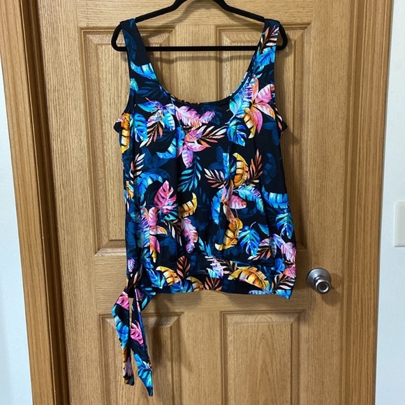 New Side Tie Flowy Blouson Swim Top Size
22 Swimsuits For All plus size - Picture 3 of 3